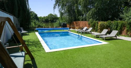 Festői kilátás a teraszról a medencére és vízpartra