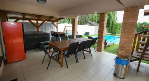 Fedett terasz jacuzzival, csocsóasztallal, kerti bútorokkal