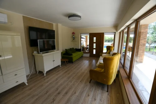 Ízlésesen kialakított nappali pótágyazási lehetőséggel