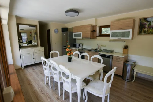 Étkező és teljesen felszerelt konyha