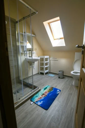 A 4 fürdőszoba egyike, a többi is hasonló stílusban készült