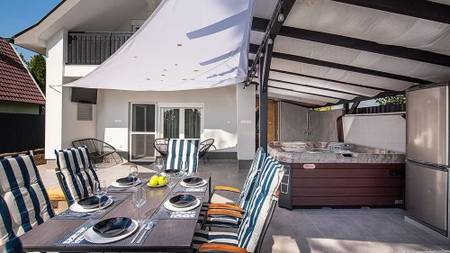 Kényelmes kert bútorok, jacuzzi, háttérben finn szauna és tusoló