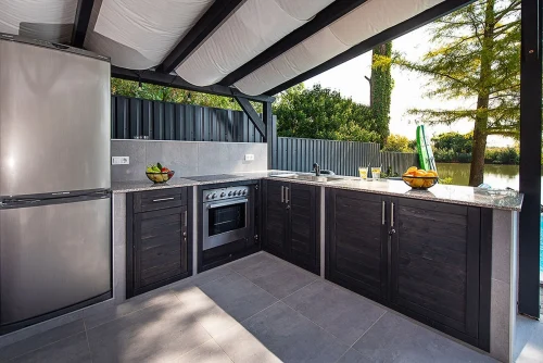 Felszerelt nyári konyha