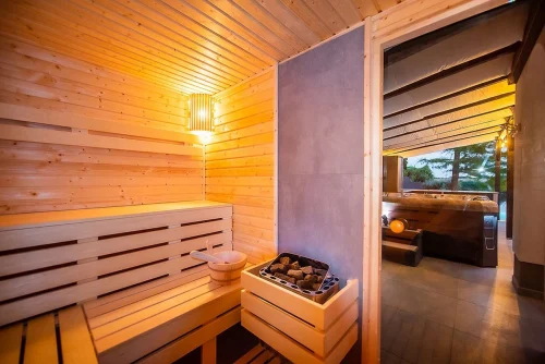 Finn szauna kilátással a nyári konyhára, jacuzzira