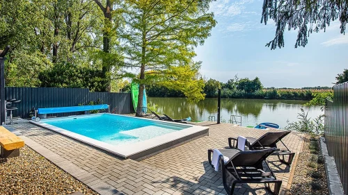 Medence és napozó placc