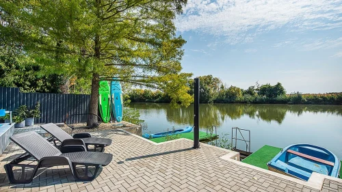 Két stég a kiépített vÍzparton csónakkal, kenuval, SUP-pal