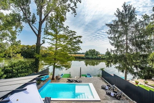 Kilátás a kertre az erkélyről