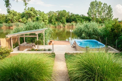 Kilátás a teraszról a vízpartra