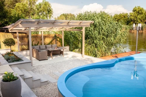 Medence a vízpart mellett