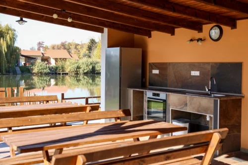 Fedett terasz hangulatos, modern nyári konyhával