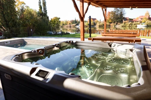 Az 5 személyes jacuzziból páratlan kilátás nyílik a Holt-Körös partjára