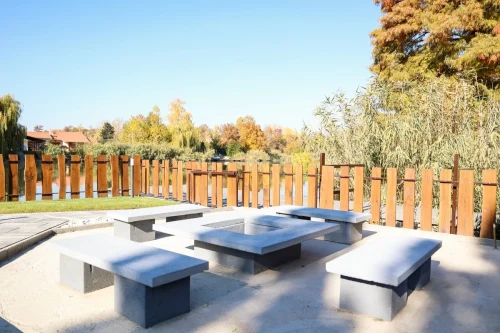 Bográcsozó hely a vízpart mellett