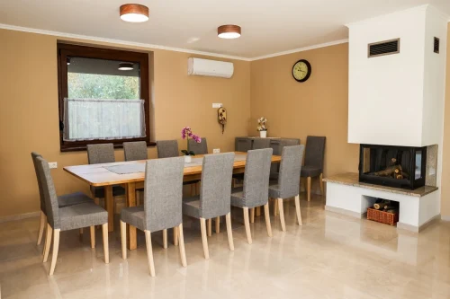 Hangulatos nappali nagy méretű étkezőasztallal