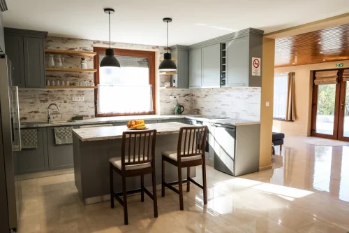 Amerikai stílusú, teljesen felszerelt konyha konyhaszigettel