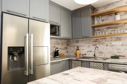 Nagy hűtő és modern konyhai eszközök