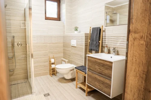 Az 5 fürdőszoba egyike (mind hasonló stílusban)