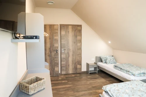 A 6 hálószoba egyike (mind hasonló stílusban)