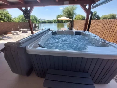 Vízparti kilátás a jacuzziból