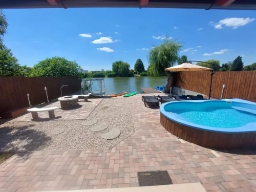 Nyitott vízpart medencével, sütögetővel