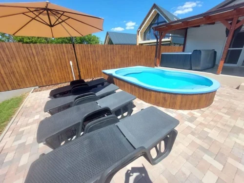 Napozóágyak a kertben