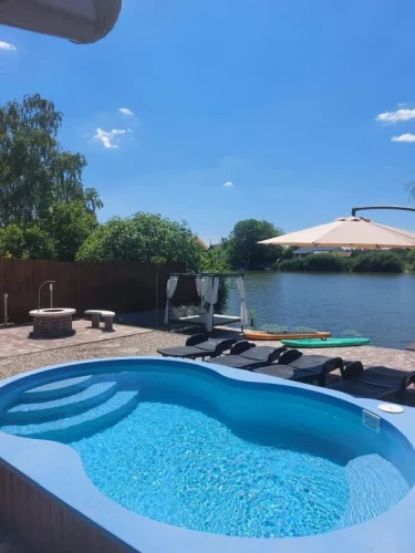 Panoráma a medencéből