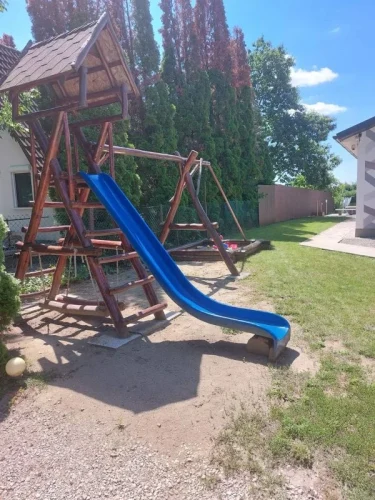 Rönkfa játszótér a kertben