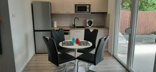 Felszerelt konyha és étkező