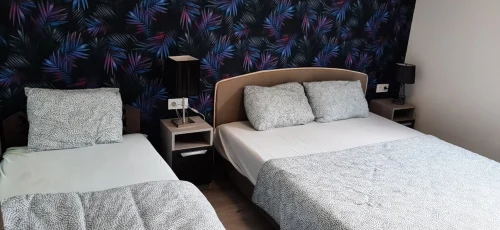 Franciaágyas és szimpla ágyas hálószoba