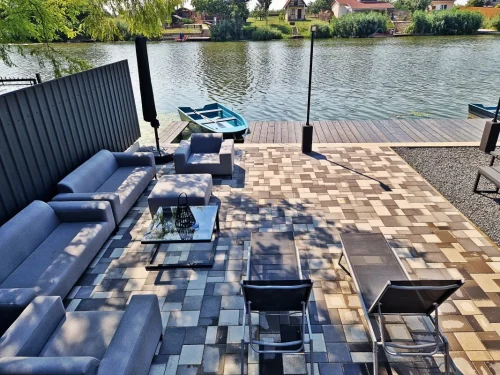 Közvetlen vízparti kerti bútorokkal