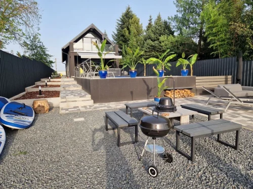 A vízpart mellett kialakított sütögető