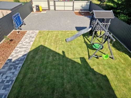 Játszótér és pingpongasztal az udvaron