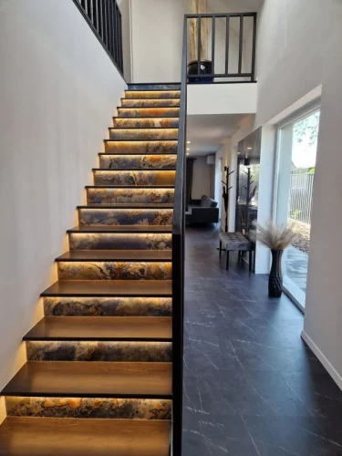 A folyosóról az emeletre vezető lépcső