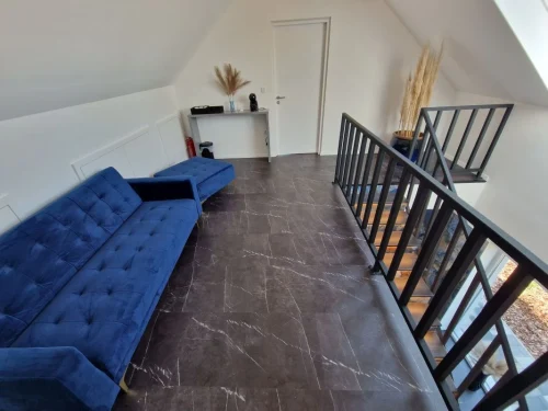 A lépcsőfordulóban kialakított kávézós pihenő