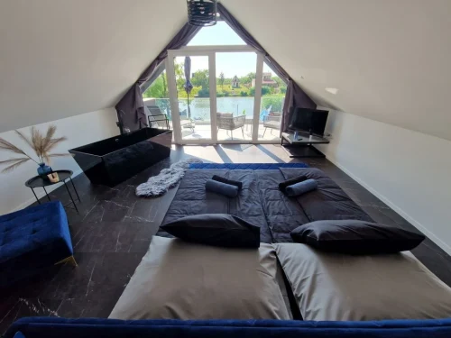 Vízpartra néző, emeleti hálószoba