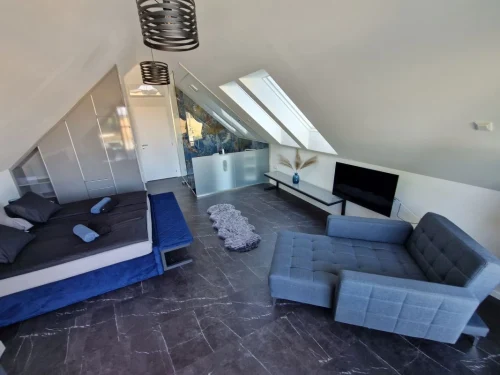 Emeleti hálószoba saját zuhanyzóval