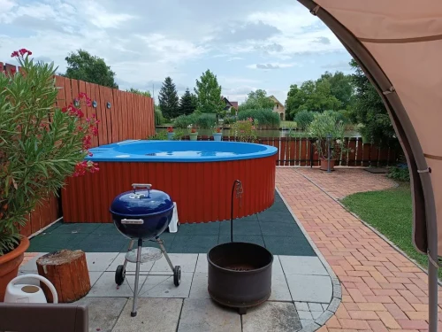 Bográcsozó, grill és a 3 m átmérőjű medence