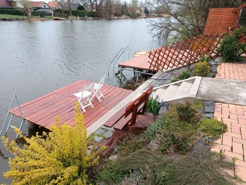 Kiépített vízpart paddal és stéggel