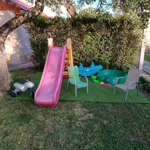 Gyermekeknek kialakított játszósarok a kertben