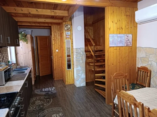 Közösségi tér konyhával és étkezővel, az emeletre vezető lépcsővel