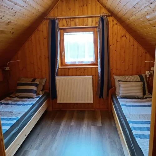 Vízpartra néző hálószoba 2 db egyszemélyes ággyal