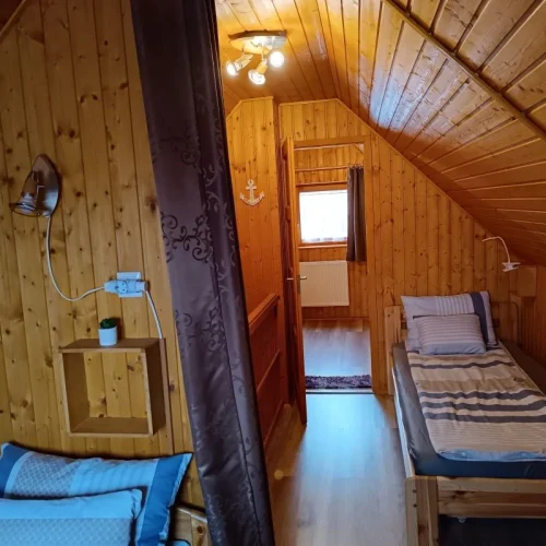 Franciaágyas és szimpla ágyas hálószoba 1.