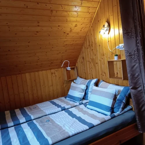 Franciaágyas és szimpla ágyas hálószoba 2.