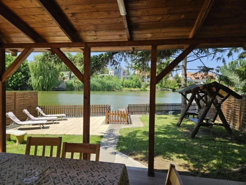 Kilátás a teraszról a festői vízpartra