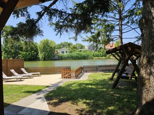 Hintaágy és napágyak szolgálják a kikapcsolódást