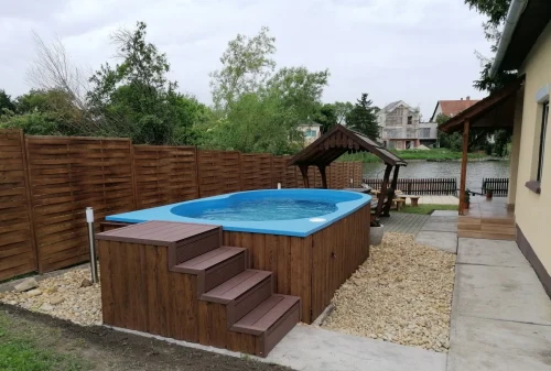 Kültéri medence a kertben