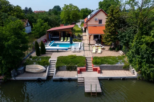 Az üdülő és kiépített vízpartja madártávlatból