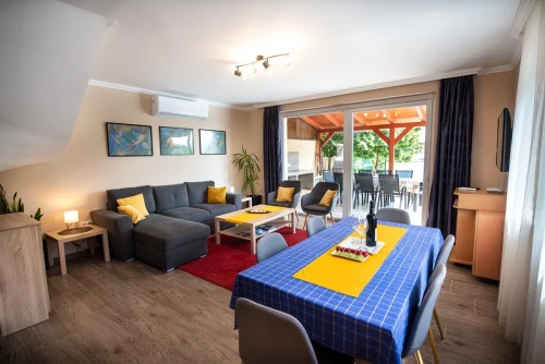 Nagy épület földszint: nappali pótágyazható kanapéval, étkező