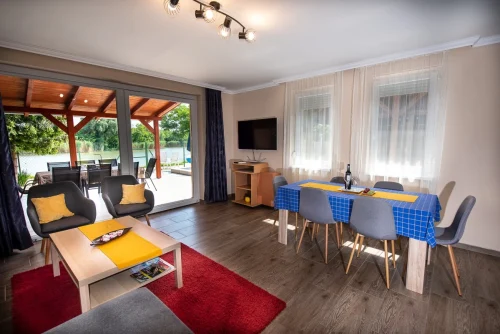 Nappali vízpartra nyíló kilátással