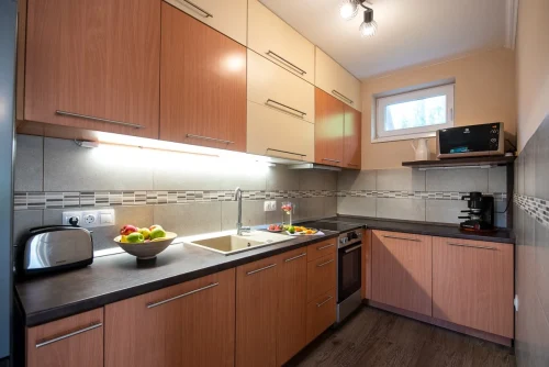 Igényesen kialakított, teljesen felszerelt konyha