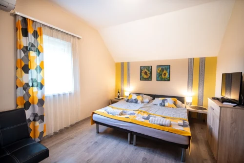 Nagy épület: Emeleti pótágyazható hálószoba 1.